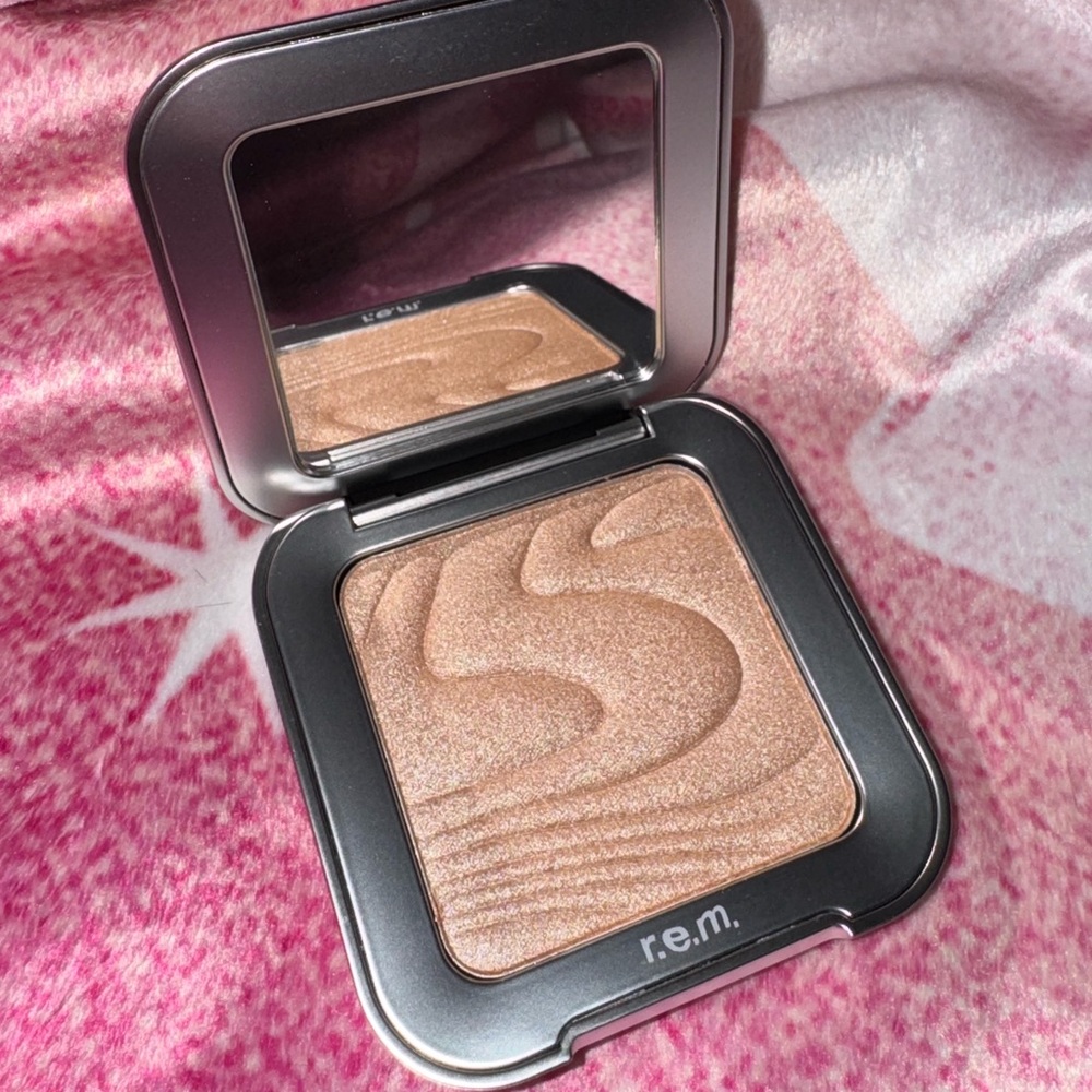 SOLD r.e.m. beauty interstellar highlighter topper - miss mercury